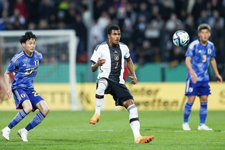 「CLやELに出ているドイツ有望株のフィジカルに負けず…」パリ世代日本代表を撮って感じた“肉体とハートの充実ぶり”(14)