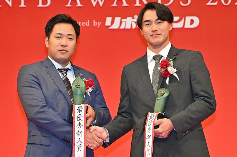 2025年の新人王に輝いたヤクルト荘司とロッテ西川。1年目の好成績以上のキャリアを描いていけるか［代表撮影］ ／ photograph by JIJI PRESS