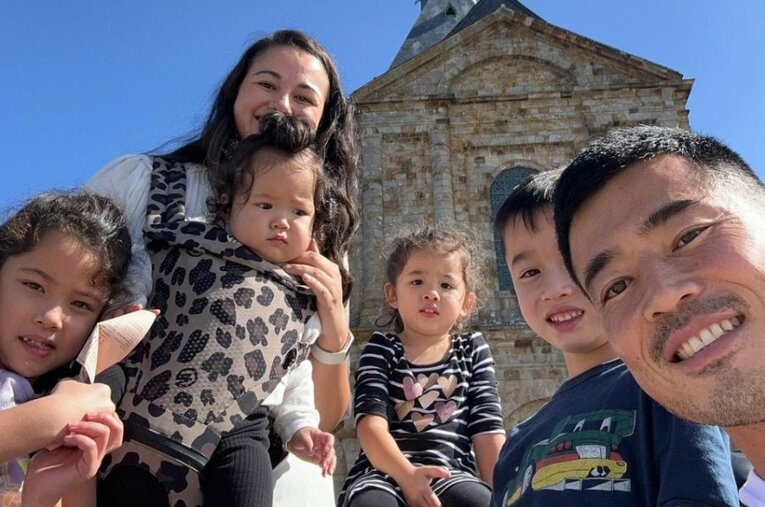 2015年に当時ラグビー日本代表だった山田章仁と結婚し、現在は4児の母の山田ローラさん。フランス滞在中の現在について聞いた ／ photograph by 提供：山田ローラさん