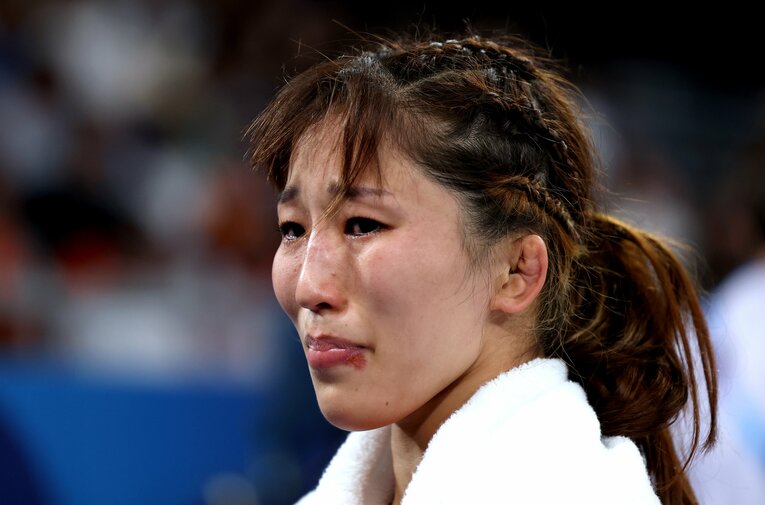 試合後、瞳をうるませて悔しさを噛みしめる須崎優衣　©Getty Images