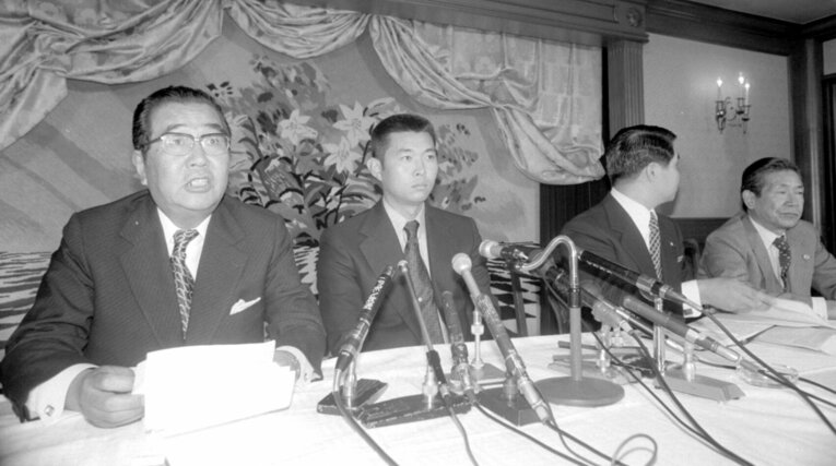 江川卓投手（左から2人目）の巨人入りを発表する正力亨オーナー（左）　(C)Sankei Shinbun