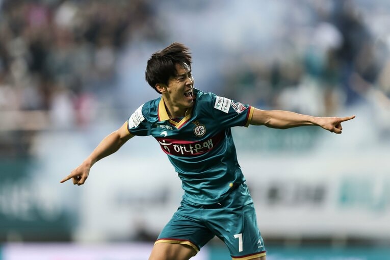 ソウル戦で1部リーグ初得点を挙げて喜ぶ石田　©FA photos