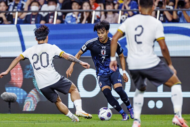 【中国で大人気の“三球王”】三笘薫の圧倒的パフォーマンス。全8枚中の5枚目　©Kiichi Matsumoto