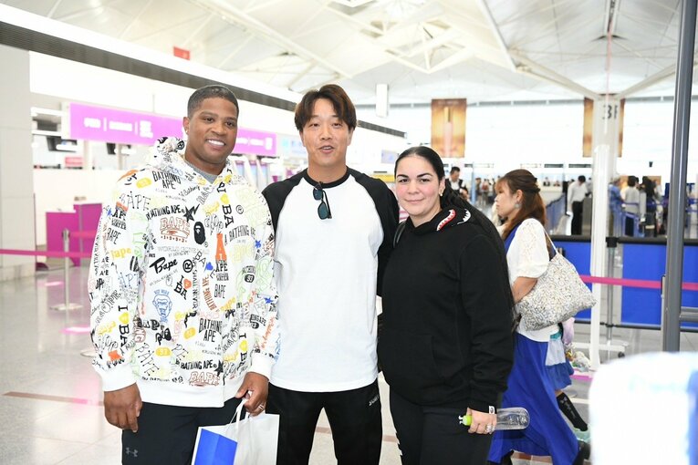 見送りに駆けつけた柳（中央）とビシエド夫妻　©︎Yuya Yanagi