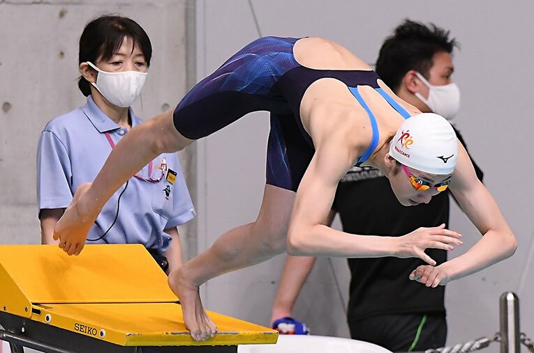 復帰レースとなった東京都特別水泳大会、スタート時の池江。肩から上腕にかけてのラインに筋肉が戻っているのがはっきりとわかる。 ／ photograph by 東京都水泳協会／ベースボール・マガジン社