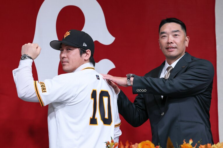巨人に入団が決まり、阿部慎之助監督（右）と撮影に応じる甲斐拓也  ©︎JIJI PRESS