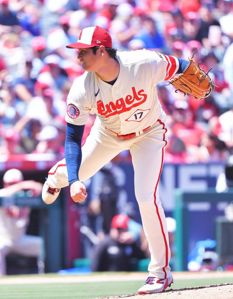 緊急降板前の大谷のピッチング。この日は普段のような躍動感がなく、記者も違和感を感じていた　©JIJI PRESS