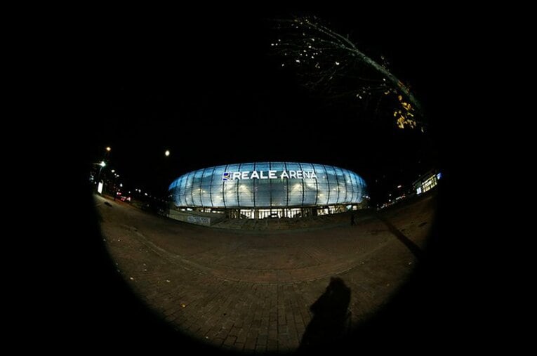 久保建英が試合、“美食の街”バスクがシャッター街に…　マラドーナ追悼“セビージャ全員10番”の光景(10)