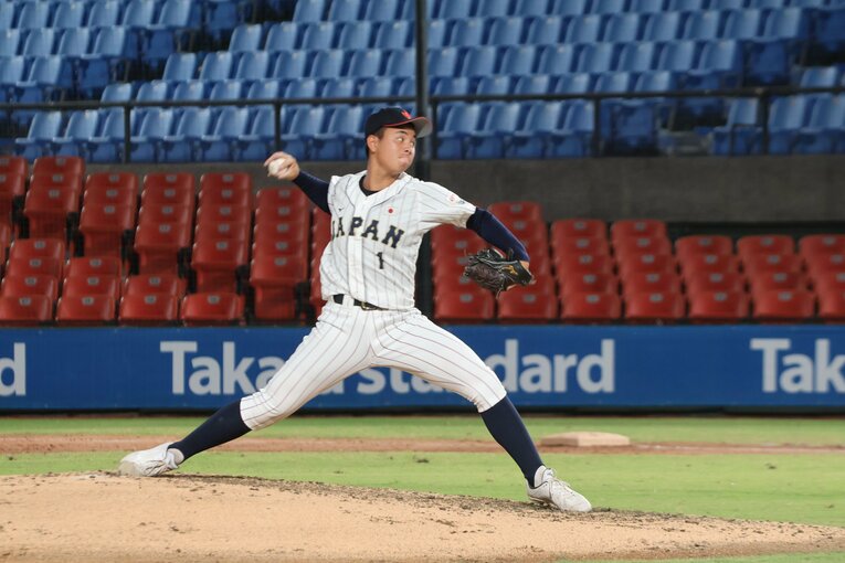 U18日本代表で力投する間木　©Fumi Sawai