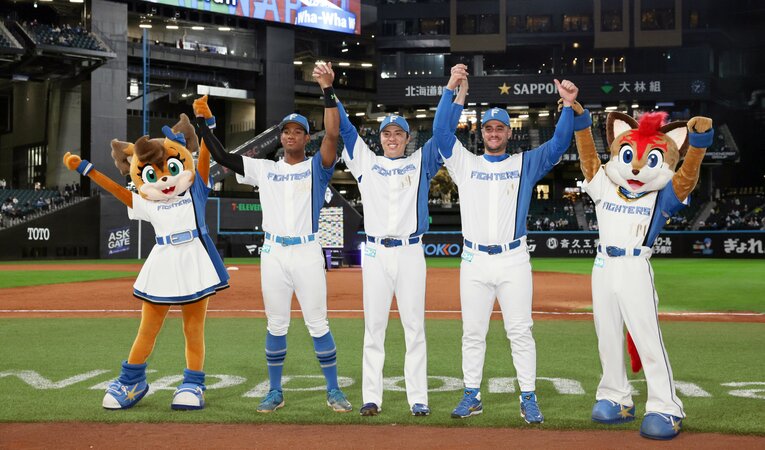 初のお立ち台に立ち、嬉し涙のちこの笑顔　©JIJI PRESS