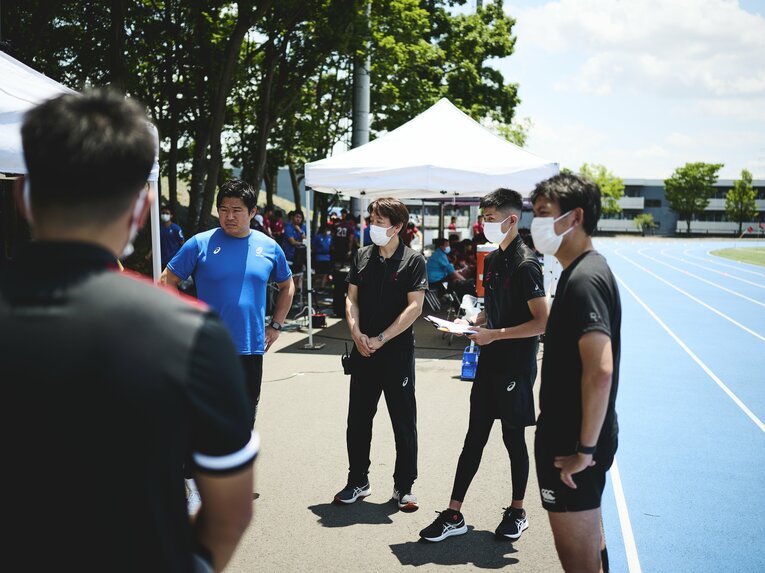 公式試合の前には「マッチコミッショナーミーティング」が行われて、双方の監督やチーム主務、ドクターなどが顔を合わせて、段取りや注意事項などを確認する