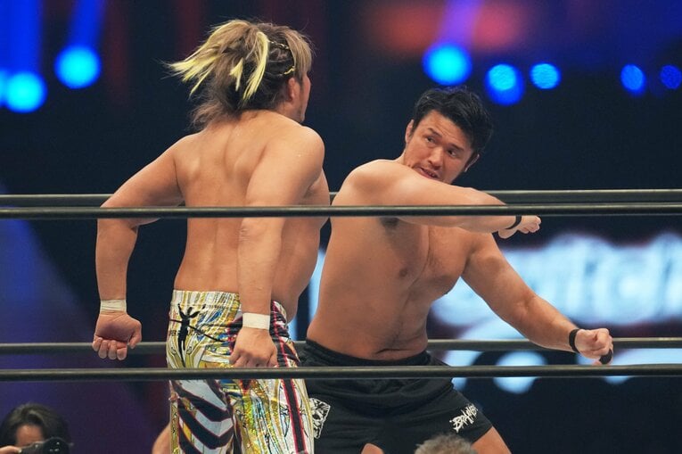 棚橋弘至にチョップを放つ柴田勝頼　©Essei Hara