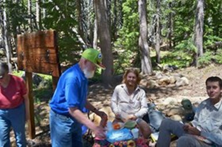 ハイカーをもてなしてくれるエンジェル。写真中央は久しぶりに再会したSweat Jesus。 