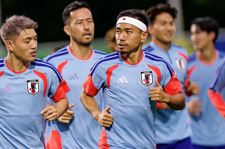 チュニジア戦前日練習での長友佑都。立て続けの選手ミーティングを板倉滉に進言した理由とは ／ photograph by Kiichi Matsumoto/JMPA