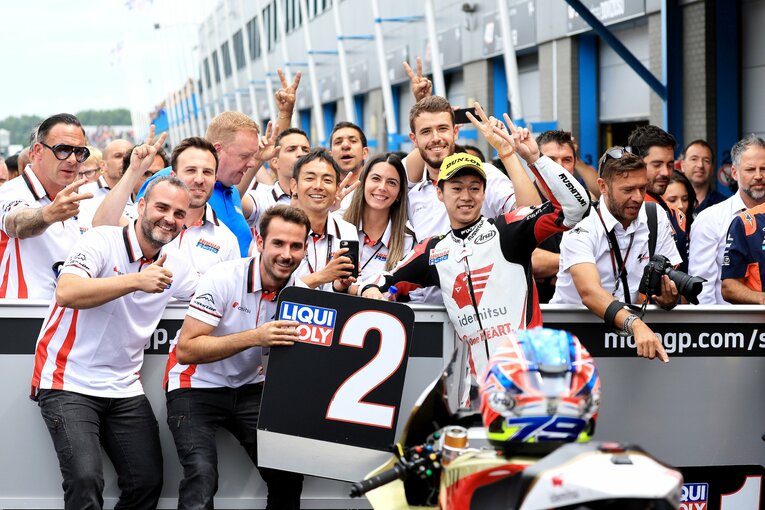 「嬉しさは普通」と言いながら、オランダGPの2位をチームスタッフと喜ぶ小椋　©Satoshi Endo 