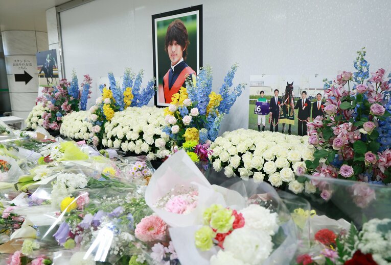 中山競馬場に設けられた献花台。多くのファンが手を合わせた　©JIJI PRESS