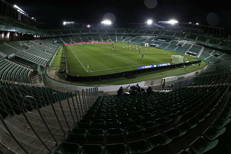 雨の中、無観客で試合は開催された