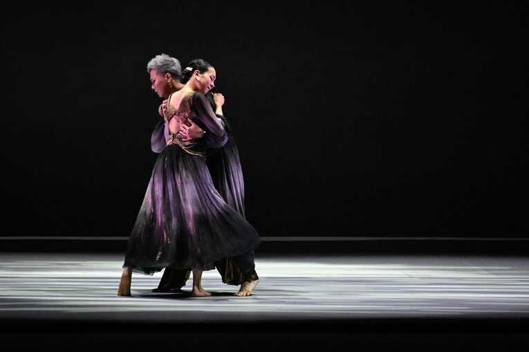 ダンスの途中でハグするシーンも…「私の身体がとろけていくような気持ちになります」（浅田真央）　©︎Asami Enomoto