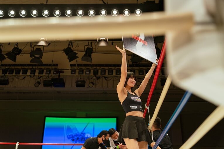 「“ラウンドガール不要論”をどう思う？」人気ラウンドガール・来栖うさこに“グラドル界と格闘技”の関係を聞いてみた〈特別グラビア〉(34)