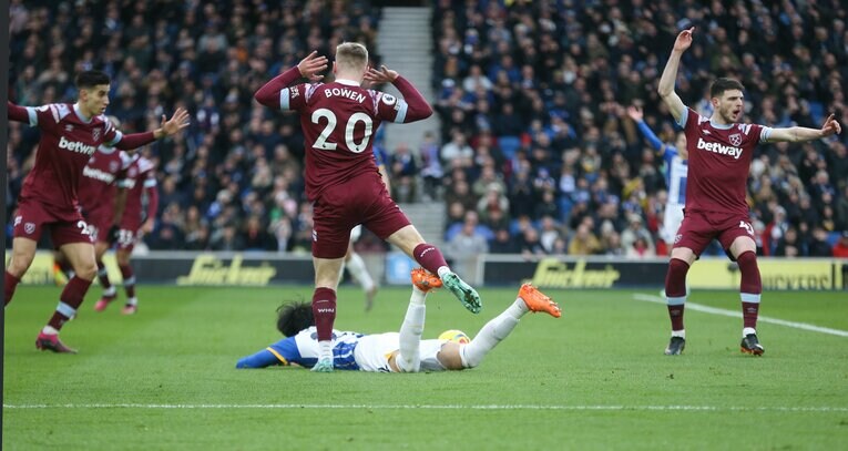 写真はウエストハム戦でPKを獲得したシーン。三笘は相手MFボーウェンにエリア内で倒された　©Getty Images