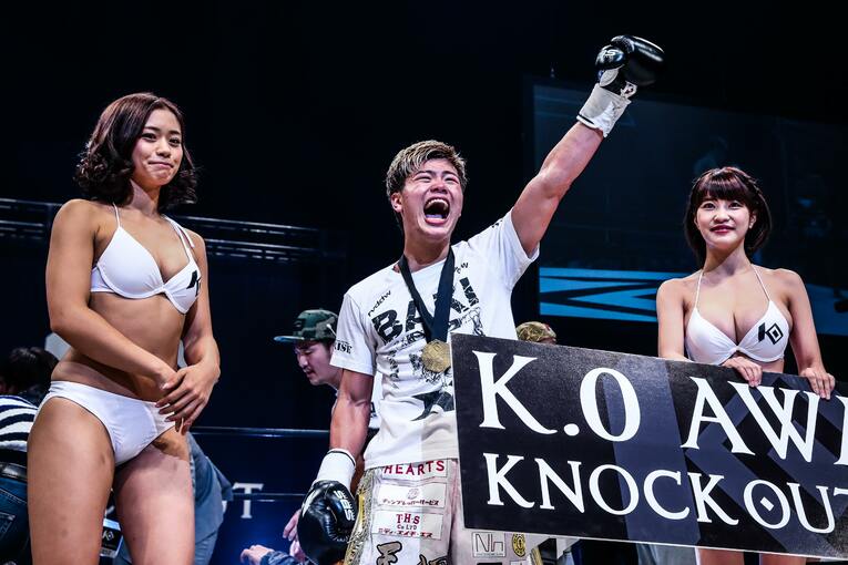 鮮烈なKO勝ちに拳を突き上げる那須川天心　©Susumu Nagao