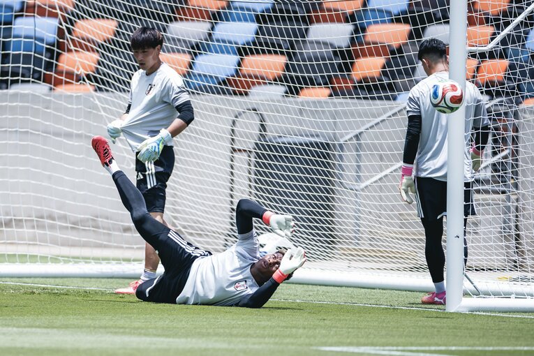 公式練習でトレーニングを行うGK陣　©Kiichi Matsumoto/JMPA