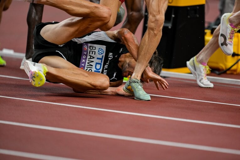 【東京世界陸上】予選2組目では、最終的に優勝したニュージーランドのジョルディ・ビーミッシュが転倒。顔を踏まれる場面も　©Nanae Suzuki