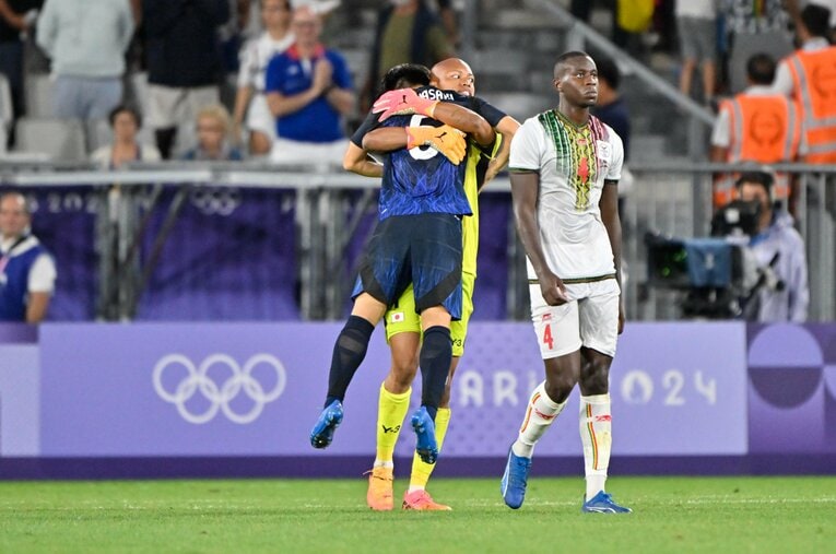 小久保玲央ブライアンの“事実上PKストップのち川崎颯太とハグ”（全5枚中の5枚目）©Takuya Nakachi/JMPA