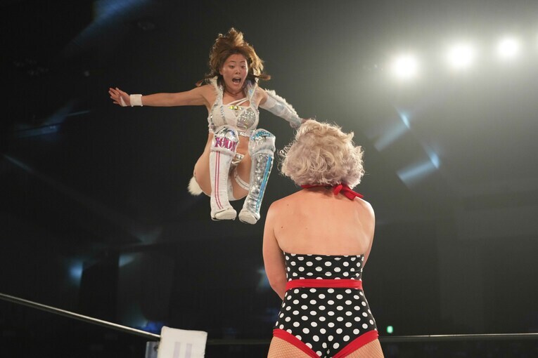 岩谷麻優のコーナーからのドロップキック　©Essei Hara