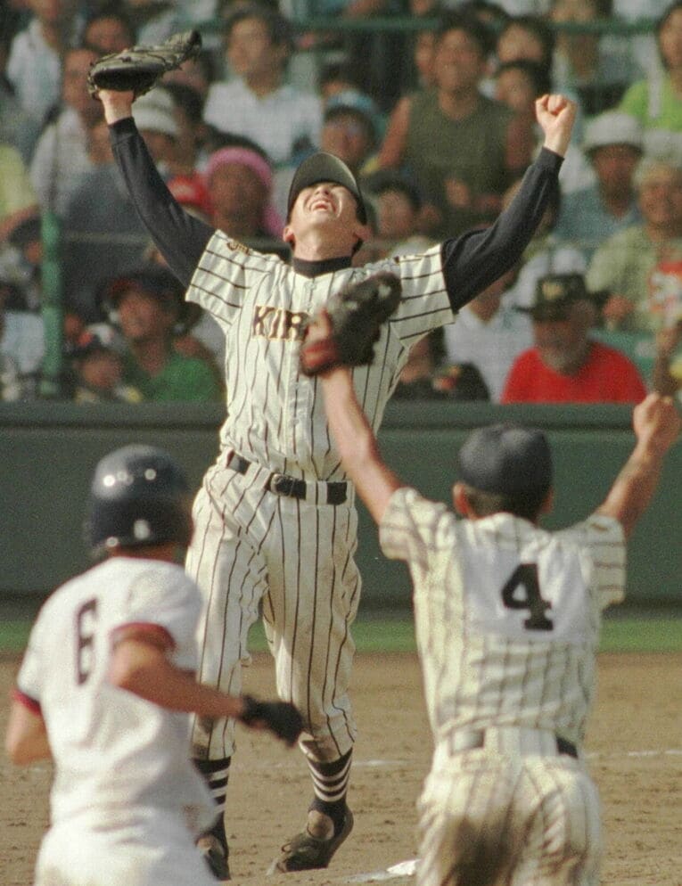 優勝を決め、両腕を突き上げるエースの正田樹　©JIJI PRESS