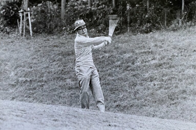 1974年に神奈川県のゴルフ場で行われた棋士たちのコンペに参加した中原　©Noboru Tamaru