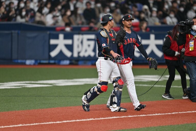 京セラドームでの壮行試合、捕手・大城と言葉をかわす宇田川　©︎Naoya Sanuki