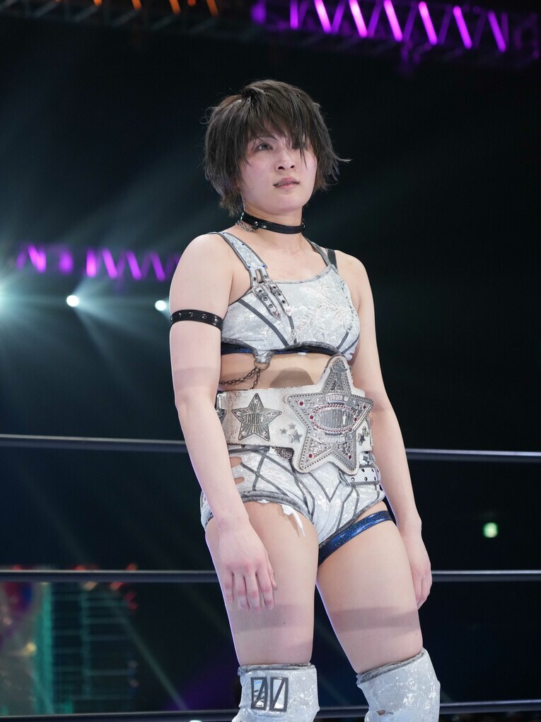 白いベルトを腰に巻いた安納サオリ　©Essei Hara