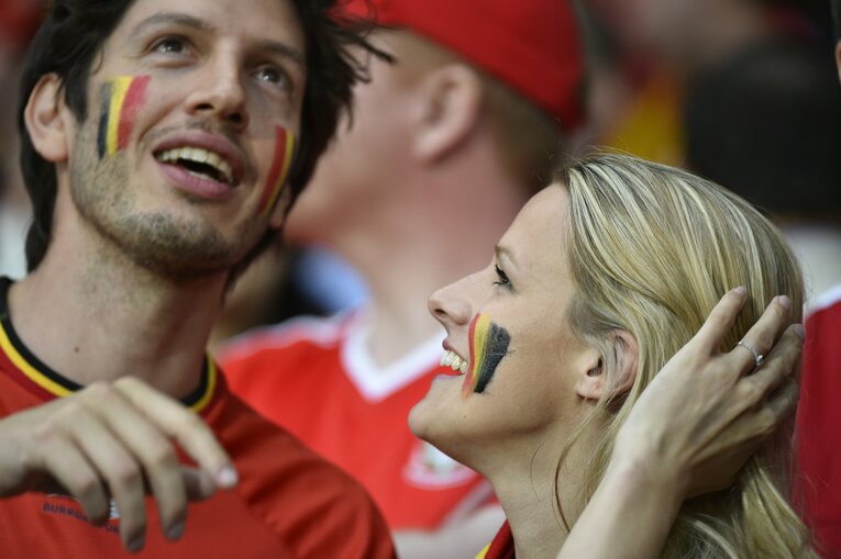 EUROにいた美しい女性サポーターの応援姿（50枚超）　©Sports Graphic Number