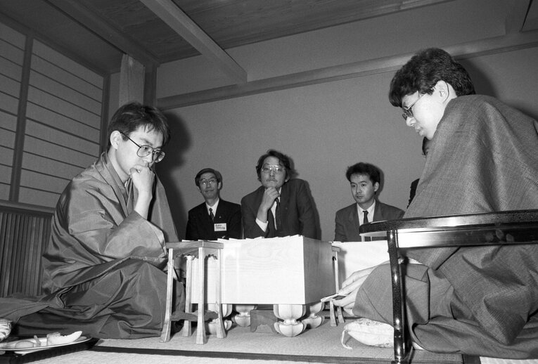 1995年の羽生善治（当時24歳）と谷川浩司（当時32歳）　 ©BUNGEISHUNJU