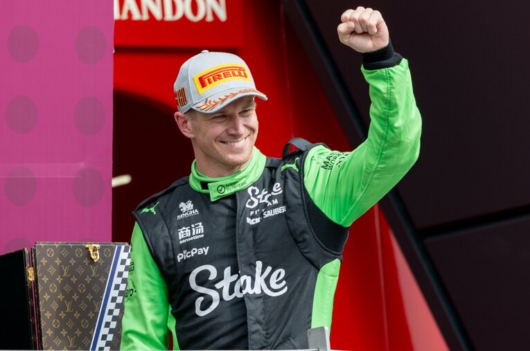 キャリア初の表彰台で、満面の笑みを浮かべて歓声に応えるヒュルケンベルグ ／ photograph by Getty Images