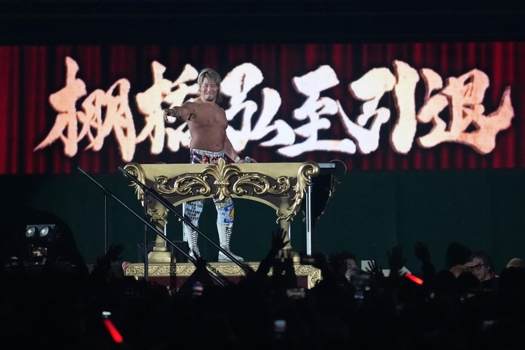 トロッコからファンに応える棚橋弘至　©Essei Hara