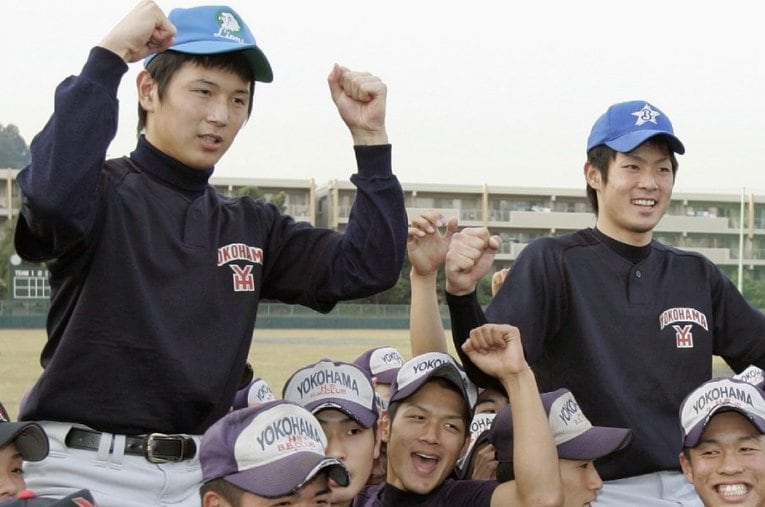 涌井秀章（左）、石川雄洋／横浜 ／ photograph by Kyodo News