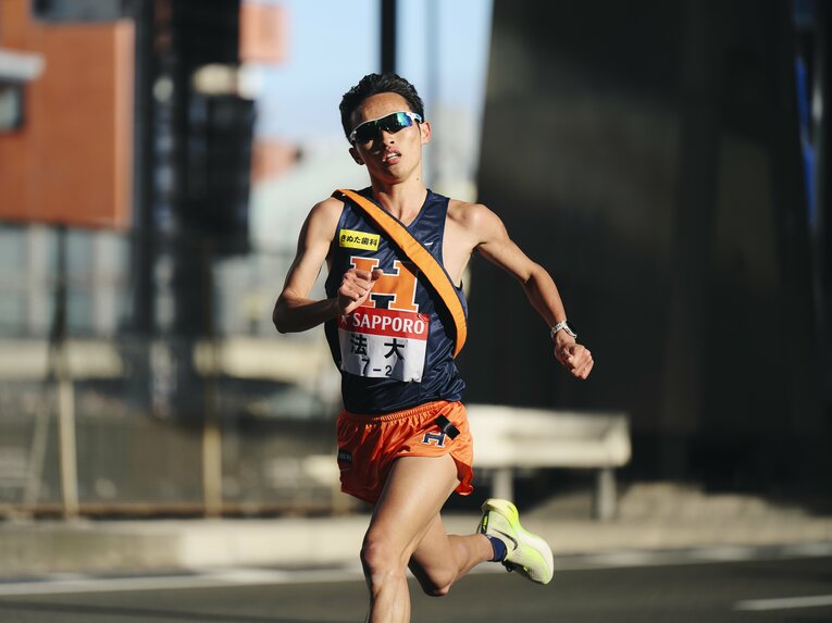 首をふりながら走る独特なフォームでも知られる松永。文化放送の取材に「安心して見ていてほしい」と首を縦にふり、心配無用を強調　©Yuki Suenaga