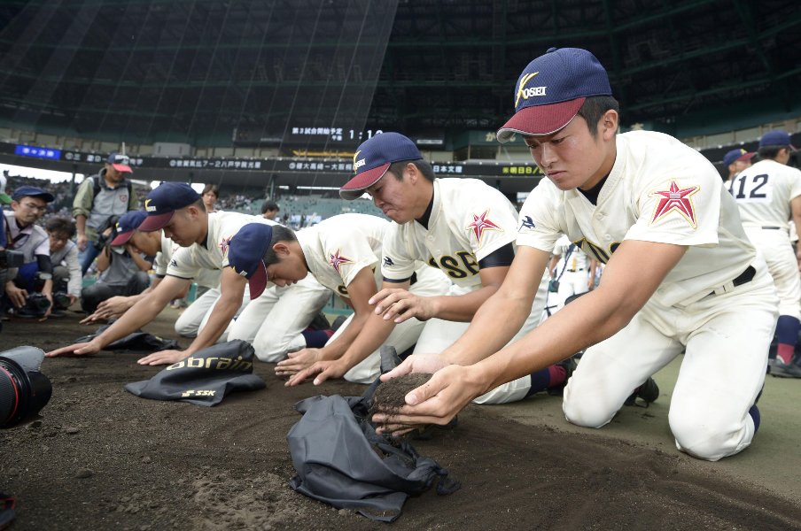 素朴な疑問 甲子園の土はなぜ ブランド化 した 最初に持ち帰った高校球児は誰か 72年前の夏 気づいたらポケットに土が 高校野球 Number Web ナンバー