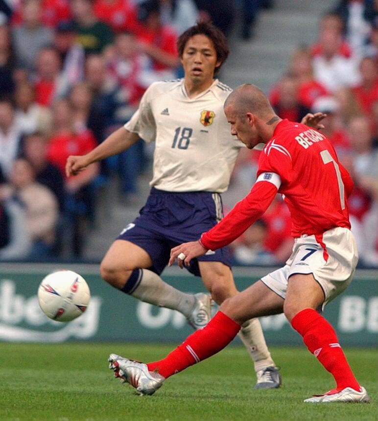 04年の日本vsイングランド、ベッカムのパスコースを切りに行く小野　©JIJI PRESS