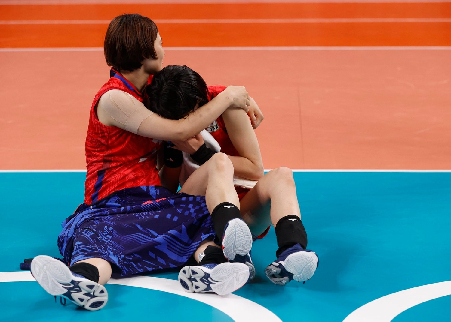 試合後、涙する古賀紗理那（右）の肩を抱く田代佳奈美　©︎REUTERS/AFLO