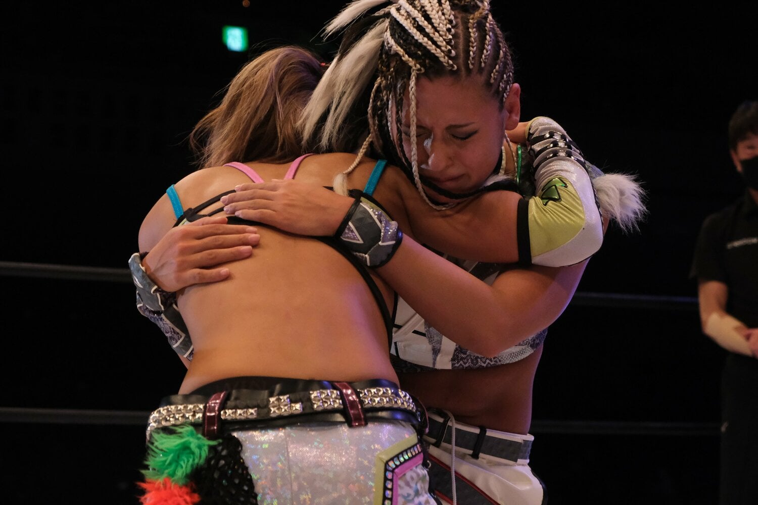 試合を終え、リング上で抱き合う小波とジュリア