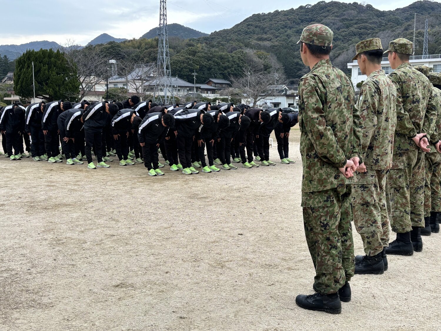 訓練を終え、受け入れてくれた自衛官の皆さんに挨拶する部員たち　©︎Takahito Ando