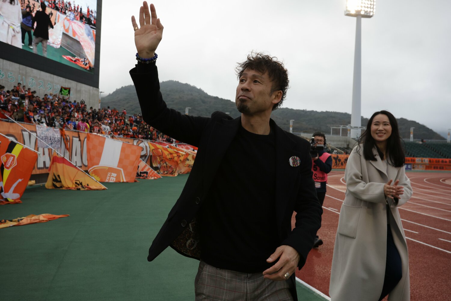 レンファ山口で引退を決断した山瀬功治。奥（右）にいるのは妻の理恵子さん　©︎J.LEAGUE