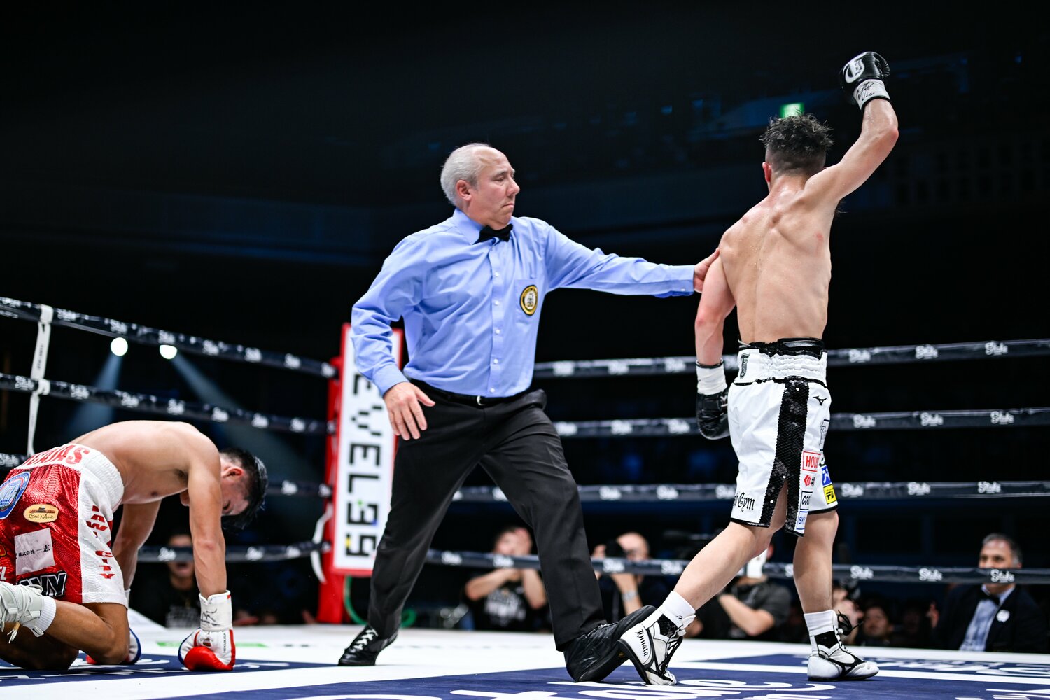 井上拓真の右ボディアッパーで悶絶し、ヒザをつくアンカハス　©Hiroaki Yamaguchi