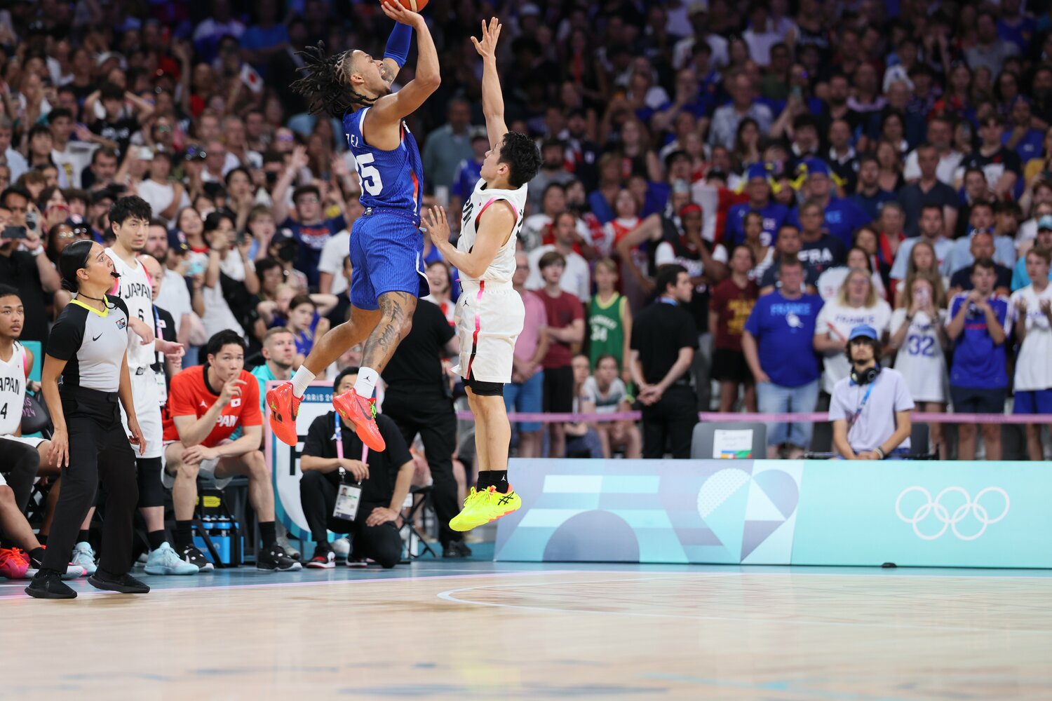 河村勇輝のファウルシーン（先ほどの写真とは少し違う角度から）　©JMPA