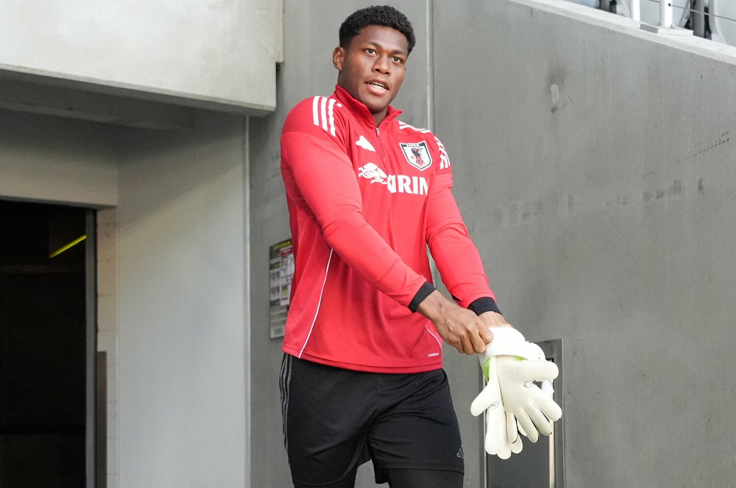 「周作は彩艶をライバル視してたよね（笑）」GK鈴木彩艶の浦和レッズ時代恩師が証言…ひょろひょろだった少年を成長させた“日本代表2人の大先輩”＜Number Web＞ photograph by Getty Images