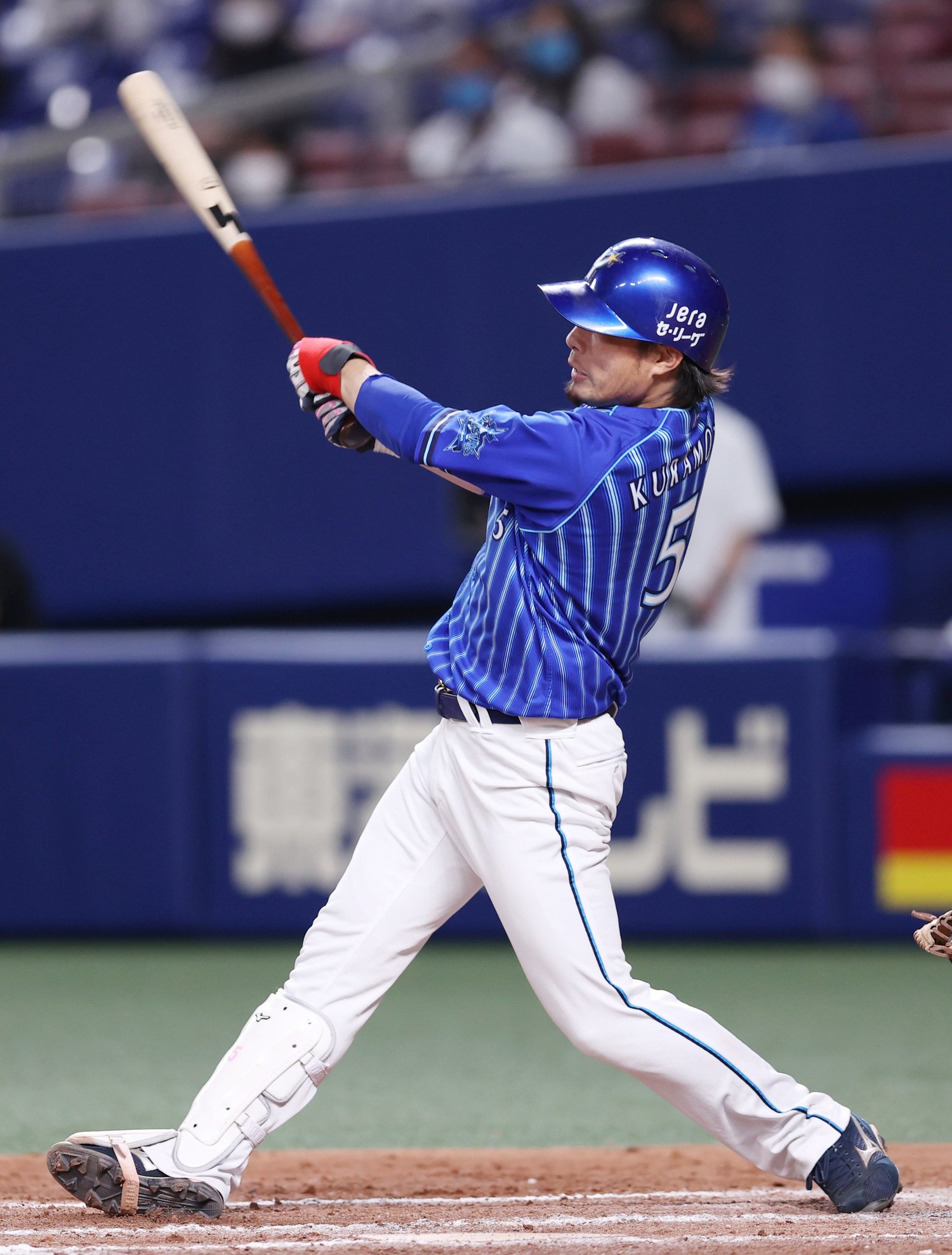 適時打を放つ倉本寿彦　©JIJI PRESS