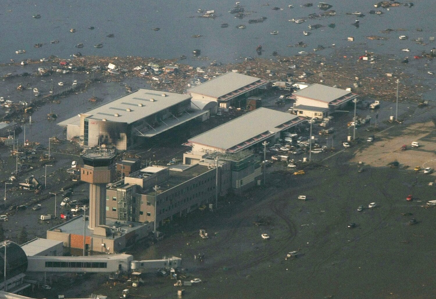 地震と津波による被害を受けた仙台空港 ©JIJI PRESS